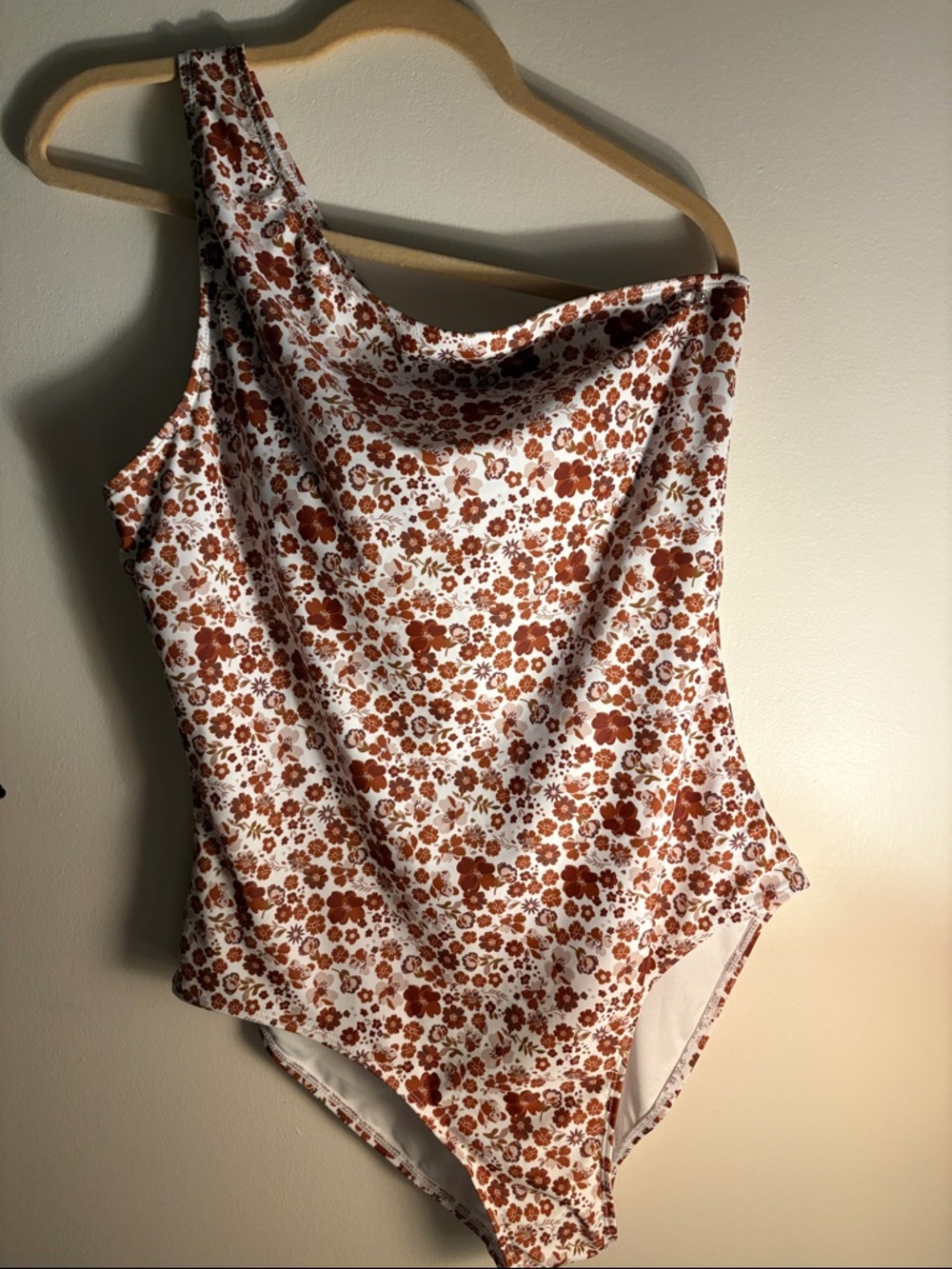 One-Shoulder Floral Print Swimsuit in White and Rust size 1x